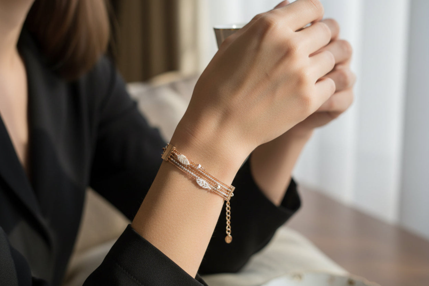 Filigranes vergoldetes Armband mit weißen Blättern von ORI TAO Bijoux