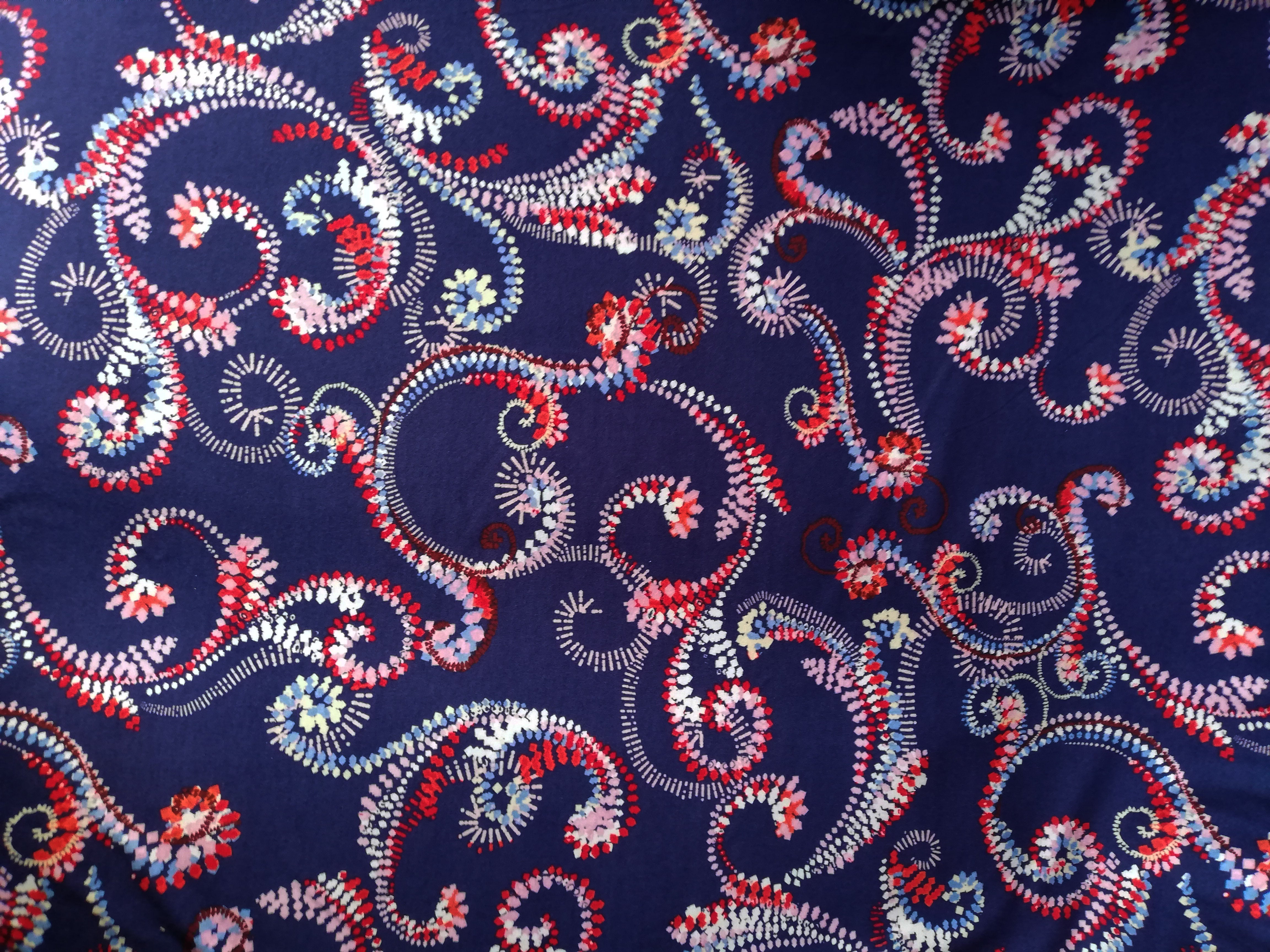 Blauer Viskose Jersey mit rot-weißen Ornamenten