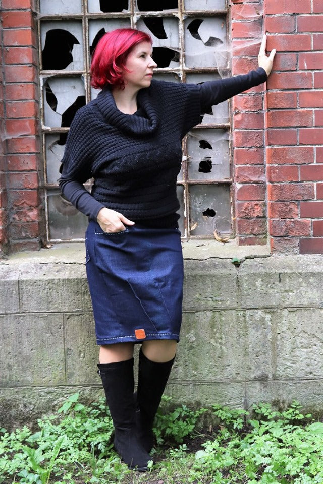 Nurit skirt with decorative darts in the hem