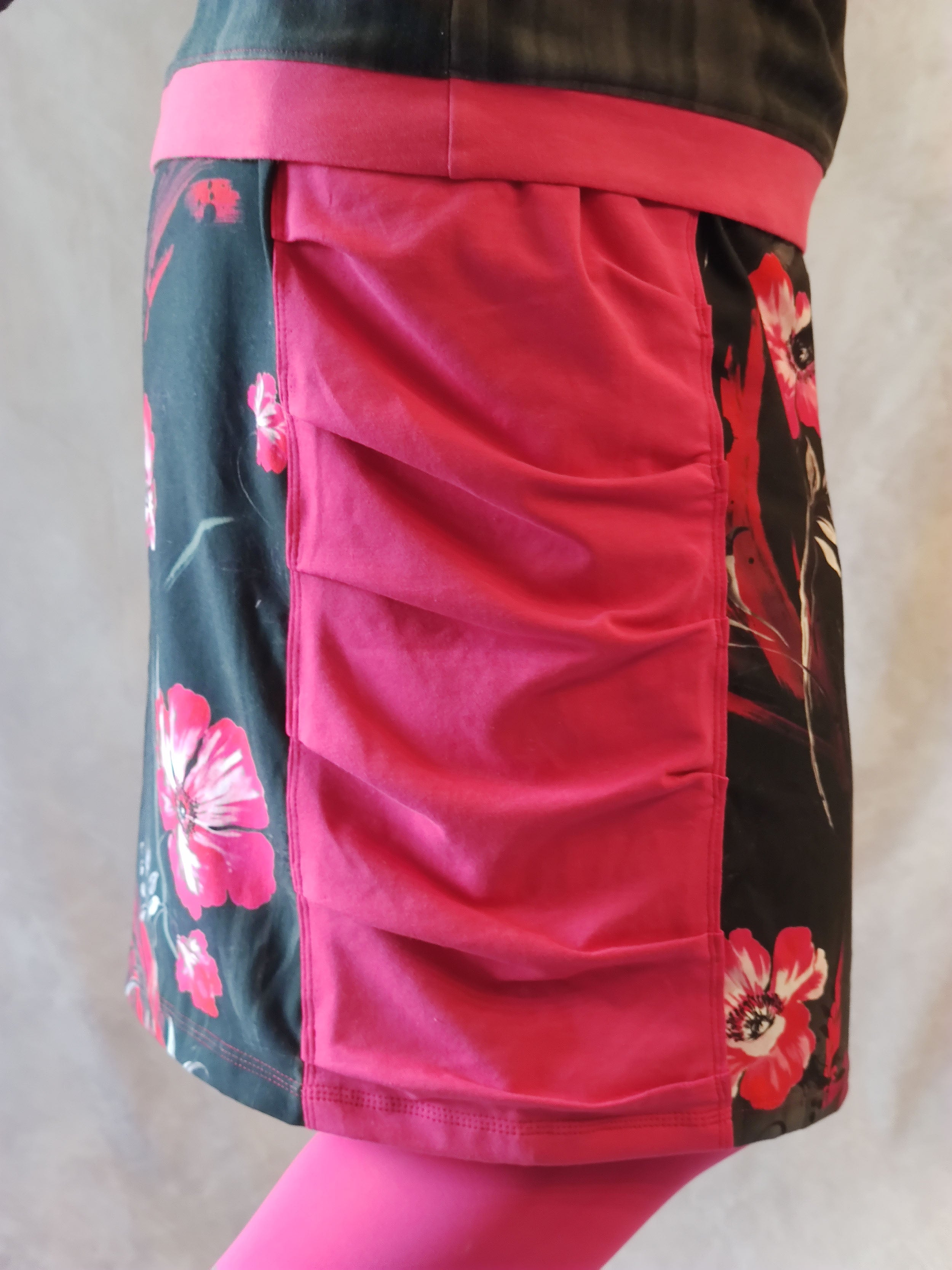 Alicia skirt with large pleated pocket