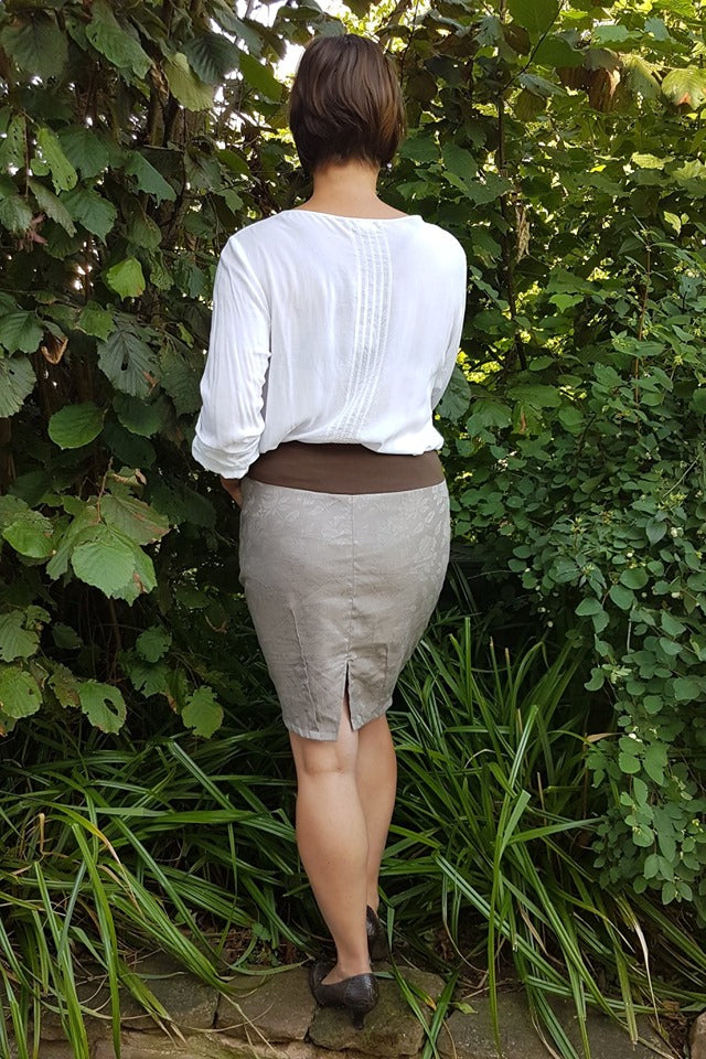 Nurit skirt with decorative darts in the hem