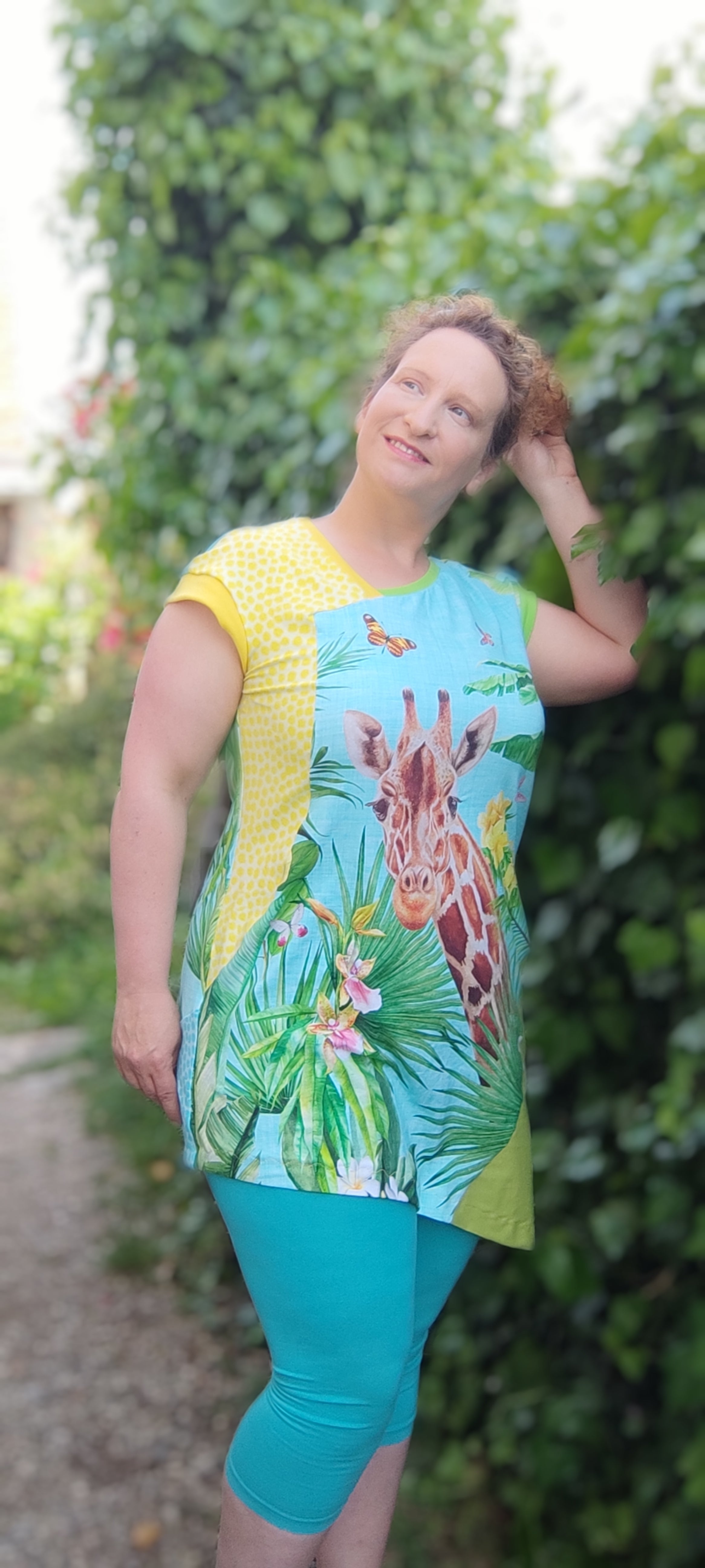 Panneau girafes Stenzo sous palmiers sur fond aspect lin turquoise