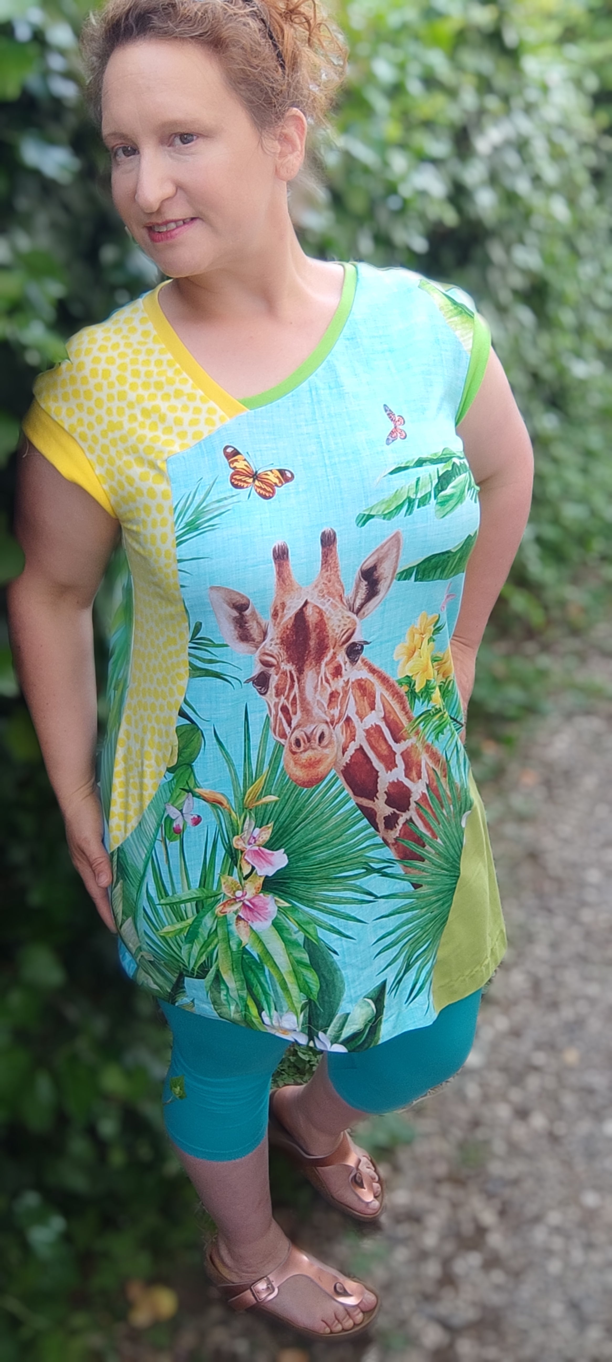 Panneau girafes Stenzo sous palmiers sur fond aspect lin turquoise
