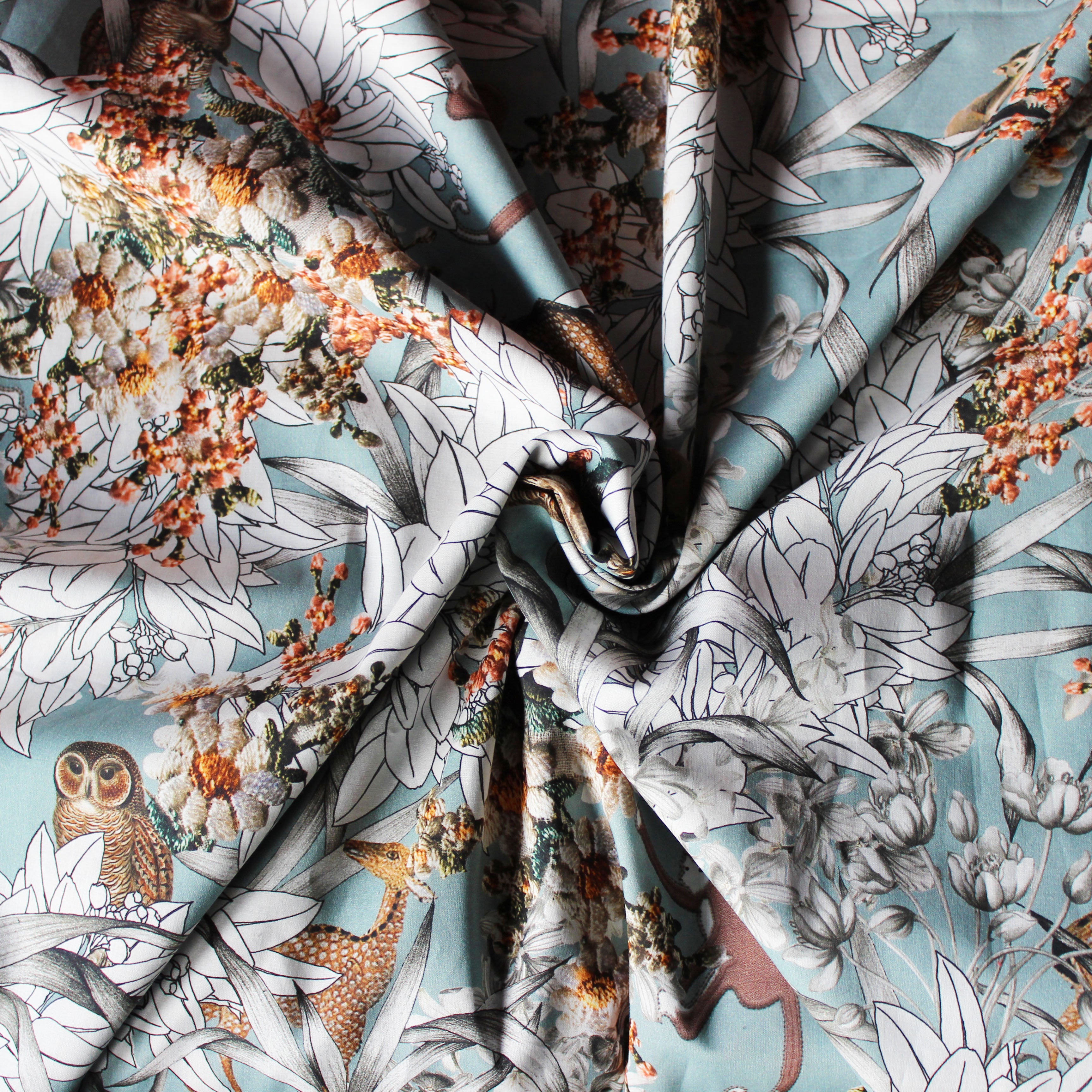 Bio Lawn Baumwollstoff Pastell -Collage mit Pflanzen und Tieren