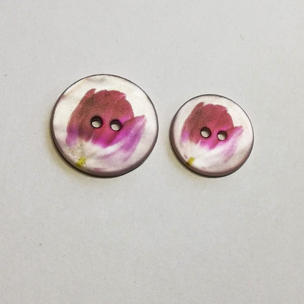 Mother of pearl button with tulip motif 2 hole 2.8 cm