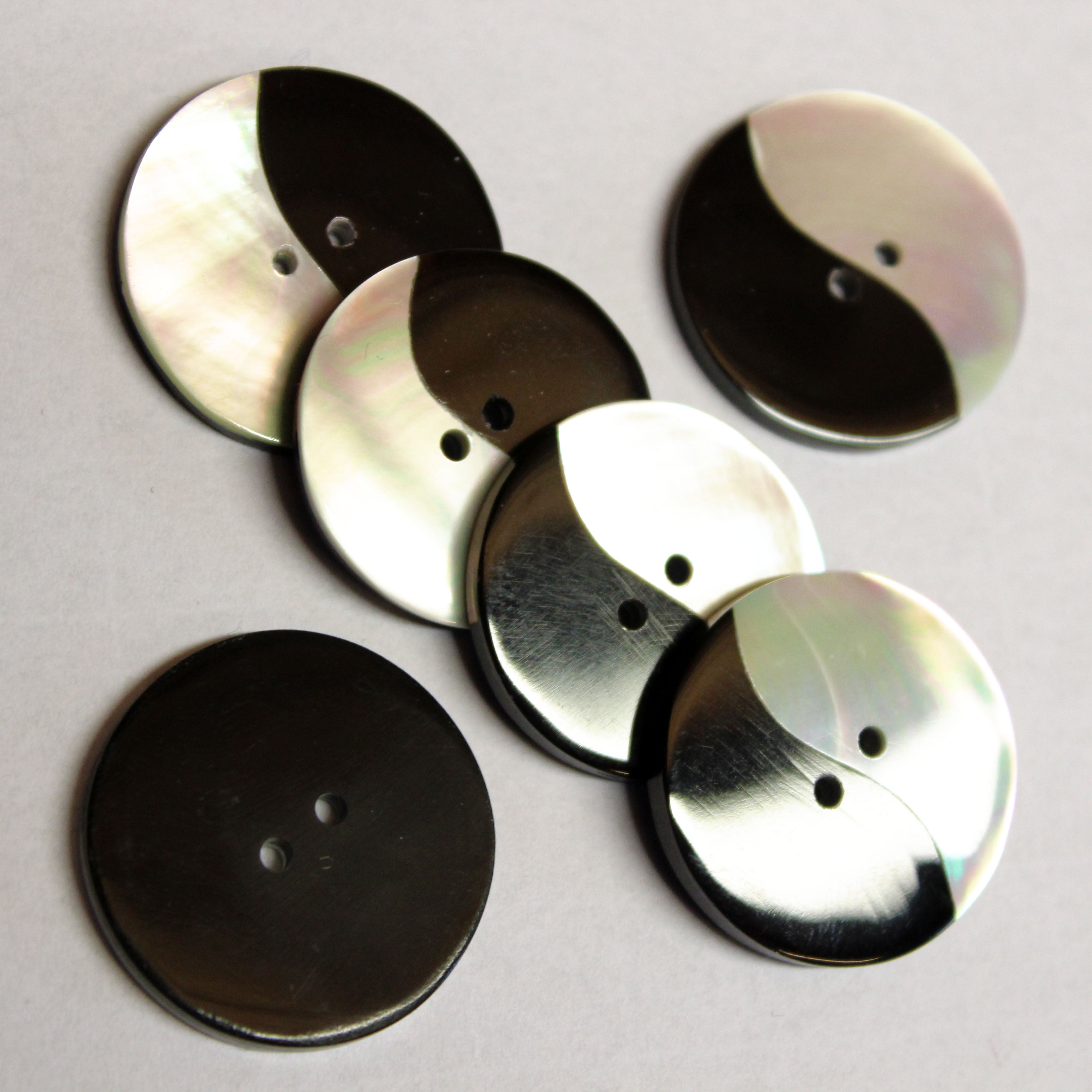 Black / white mother of pearl button