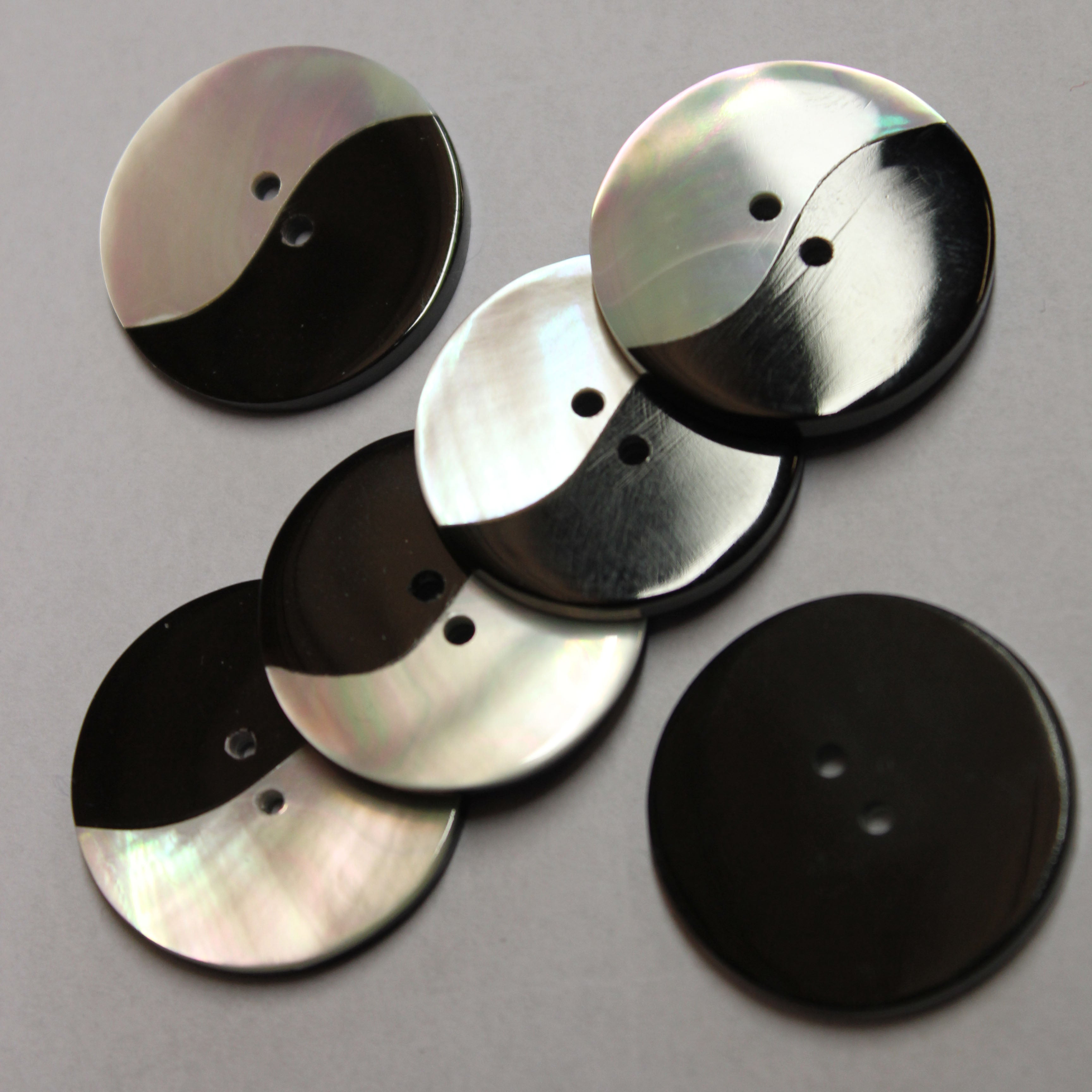 Black / white mother of pearl button