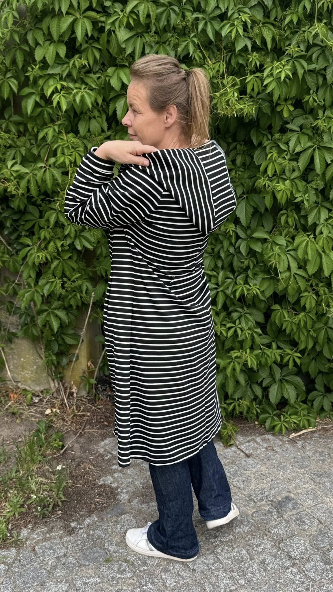 Ivey Mantelschnitt mit Kapuze als loser Sommermantel offen getragen