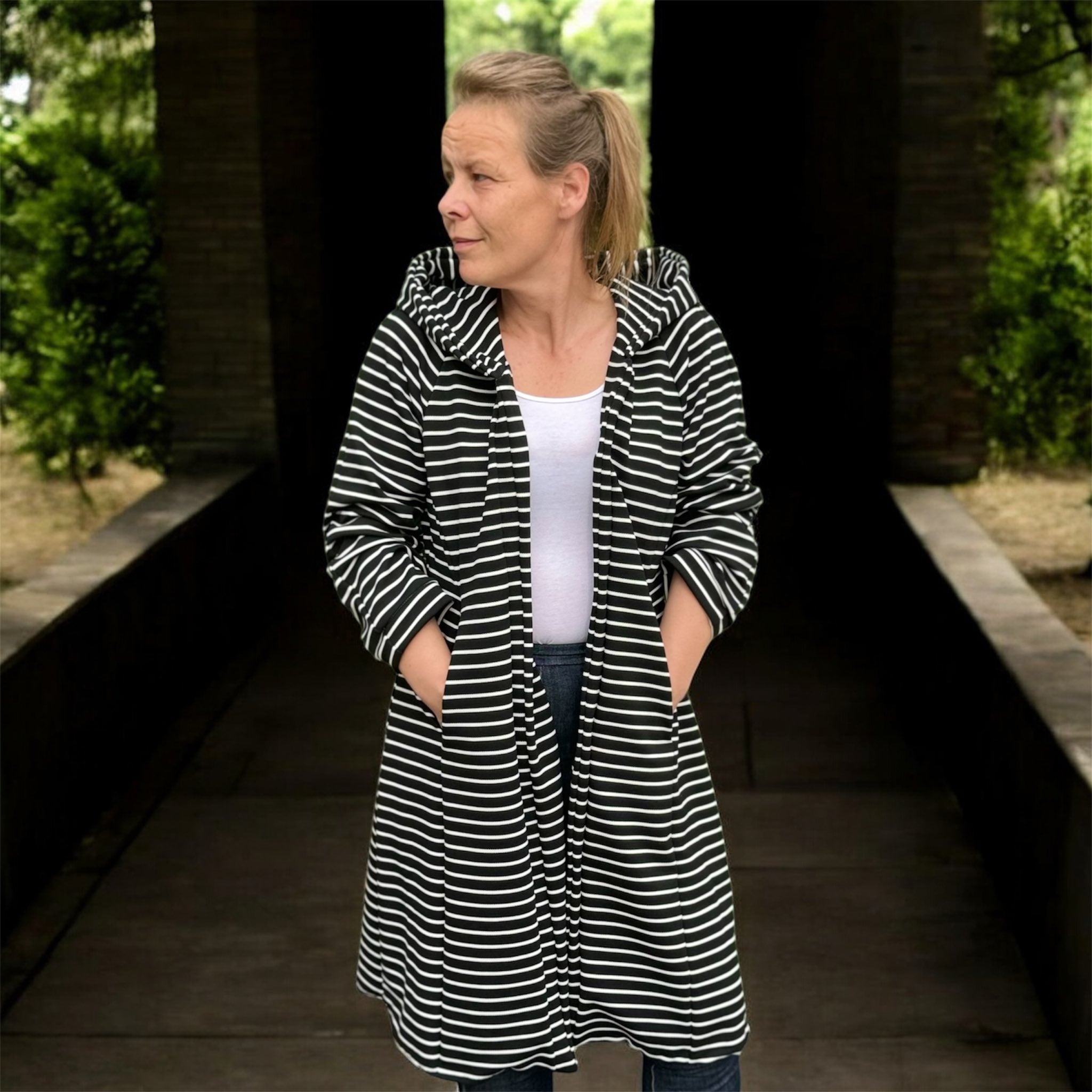 Ivey Mantelschnitt mit Kapuze als loser Sommermantel offen getragen