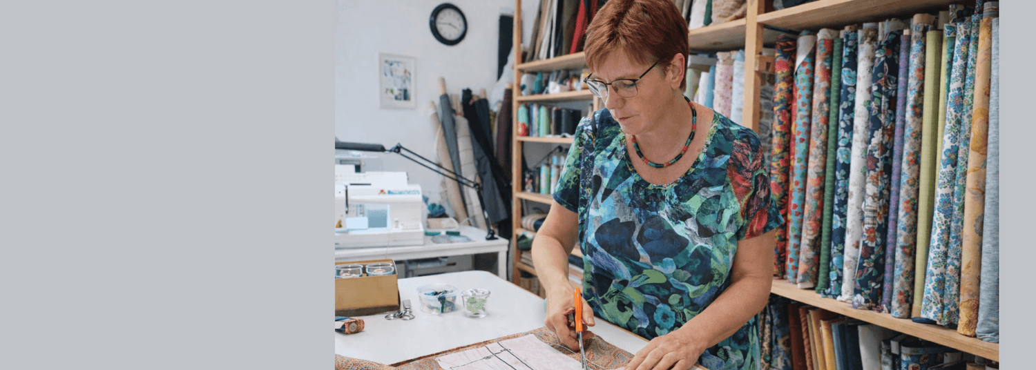 Frau schneidet ein Oberteil zu