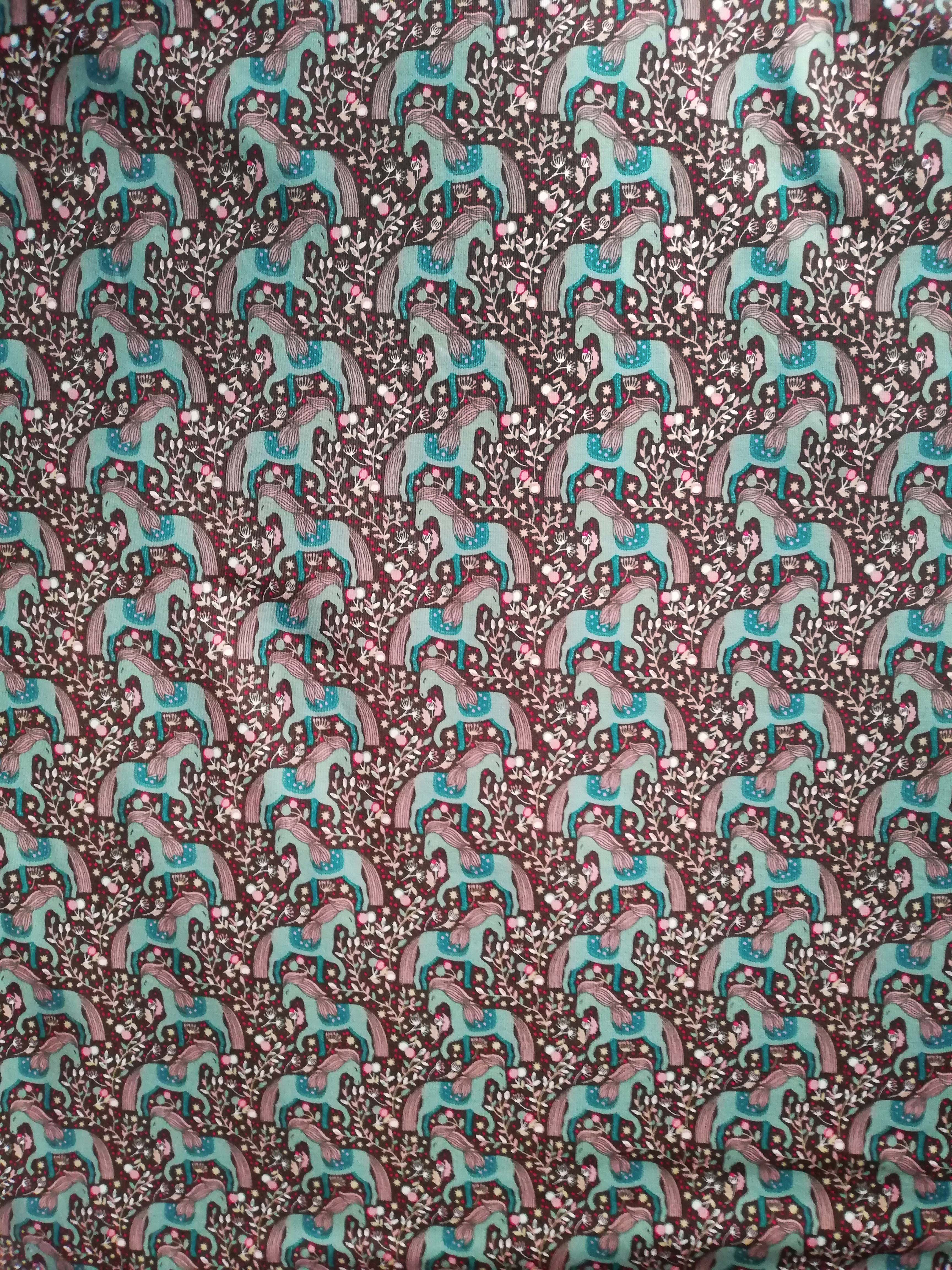 Jersey de coton taupe avec chevaux et fleurs turquoise 