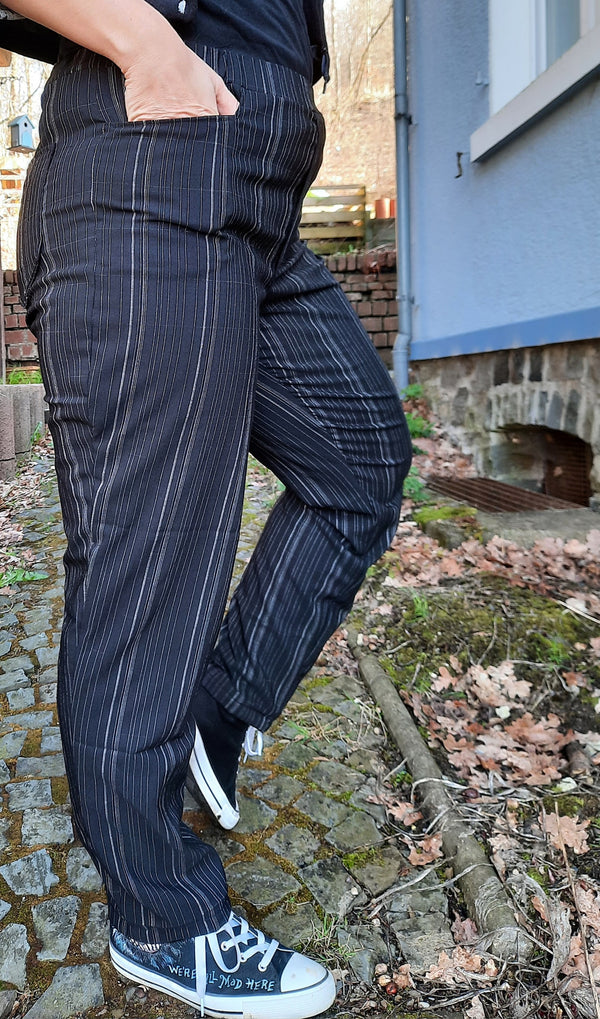 Näherin mit selbst genähtem Outfit im Alltag