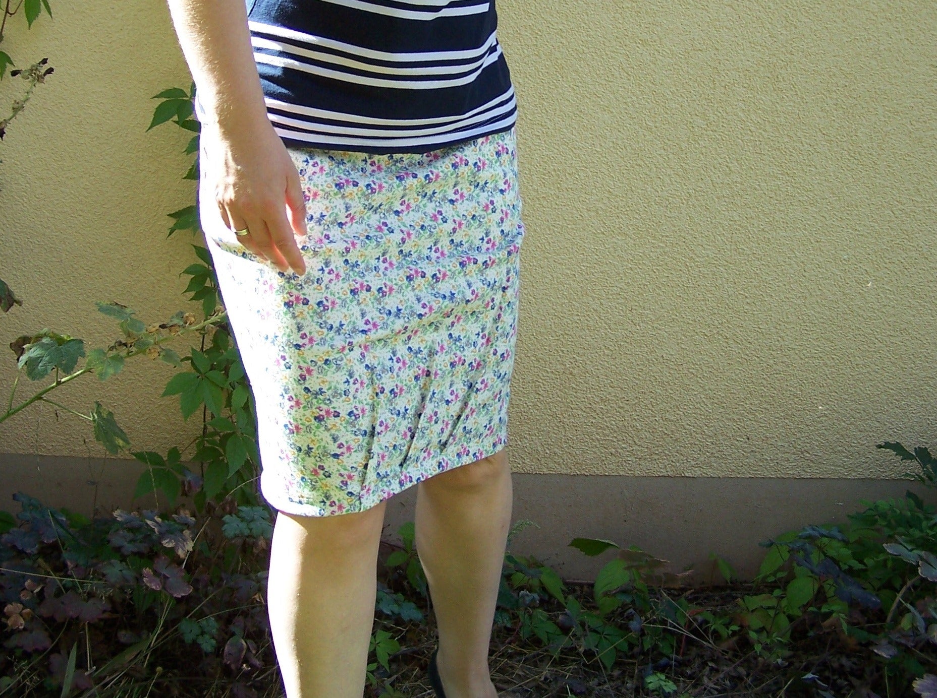 Nurit skirt with decorative darts in the hem