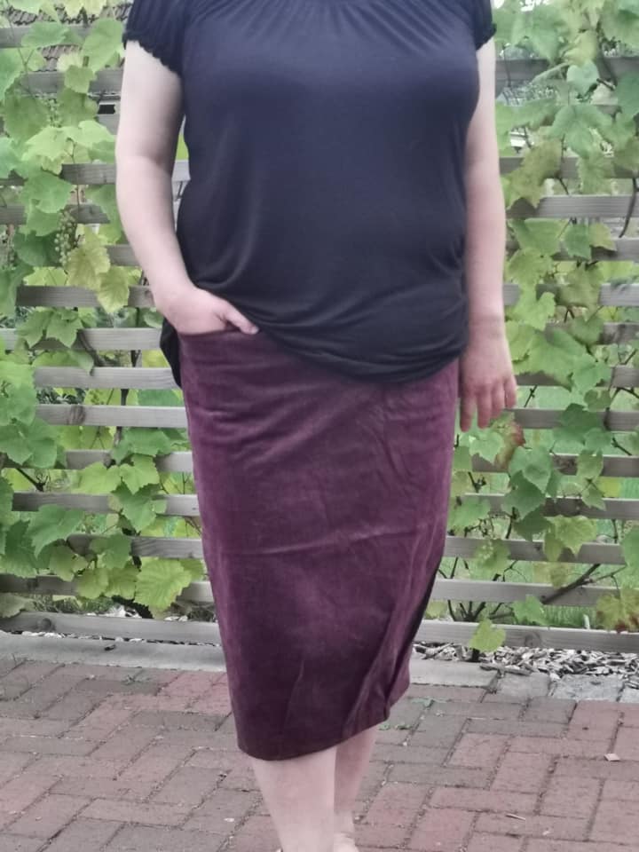 Nurit skirt with decorative darts in the hem