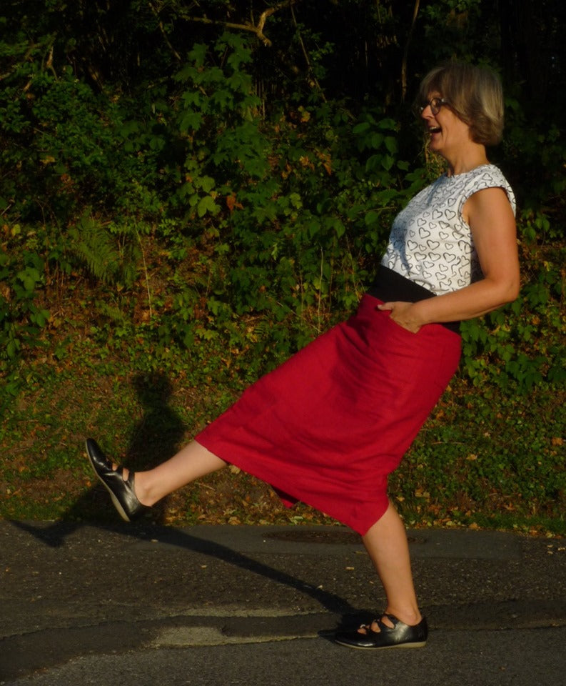 Nurit skirt with decorative darts in the hem