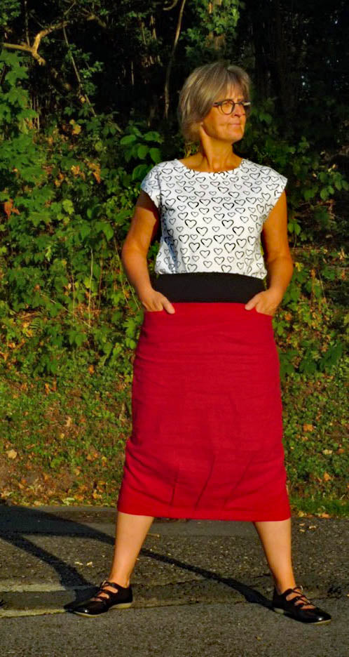 Nurit skirt with decorative darts in the hem