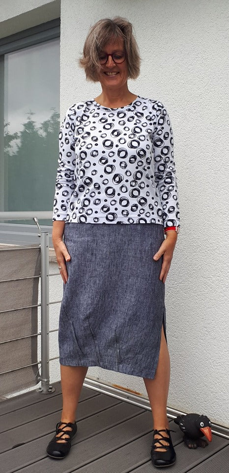 Nurit skirt with decorative darts in the hem