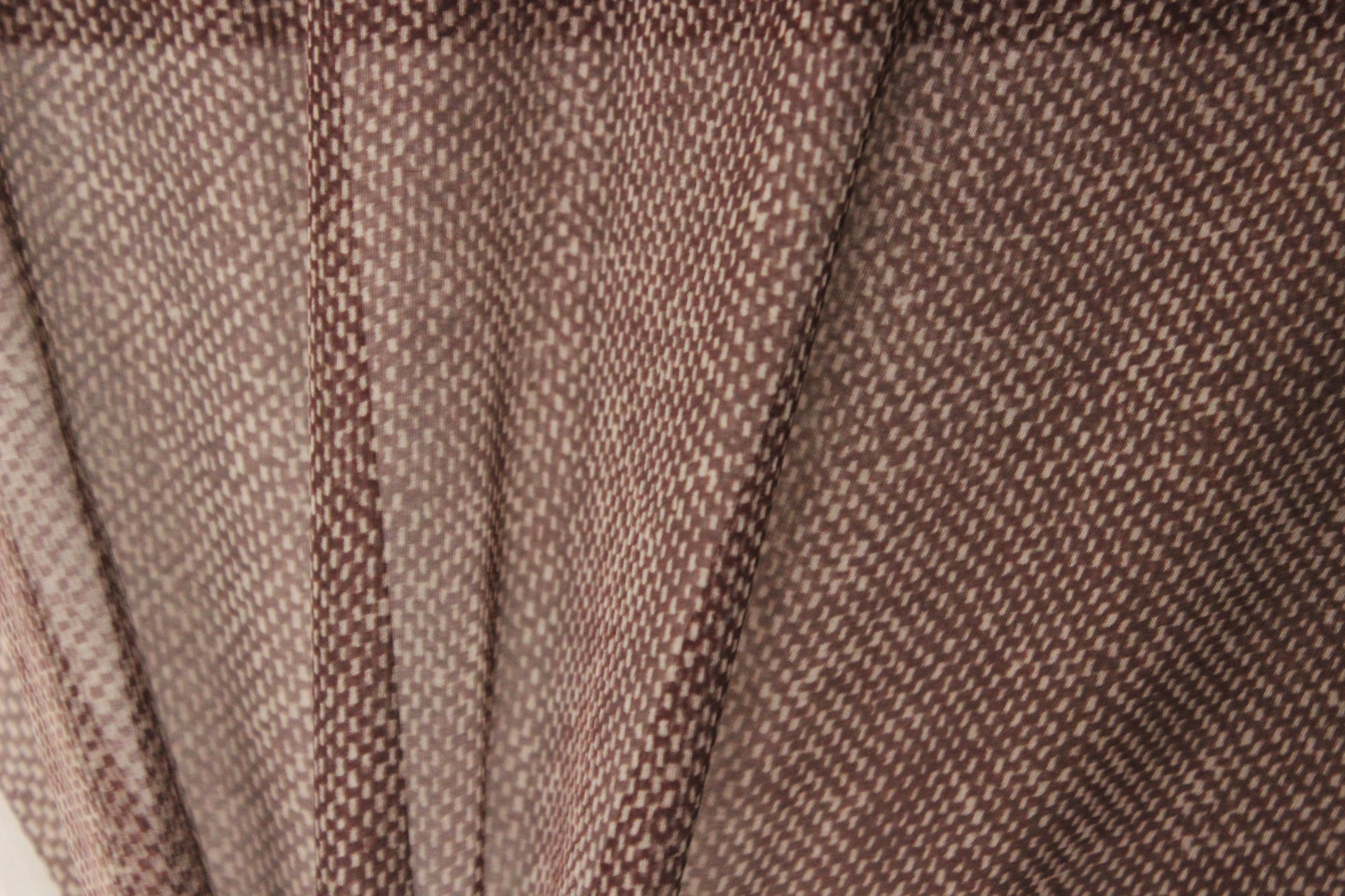 Tissu mousseline de soie marron à motif petits cubes 