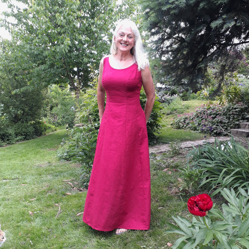 Sommerliches Outfit mit weitem Rock und natürlicher Stoffstruktur