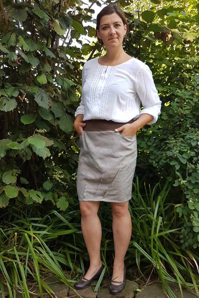 Nurit skirt with decorative darts in the hem