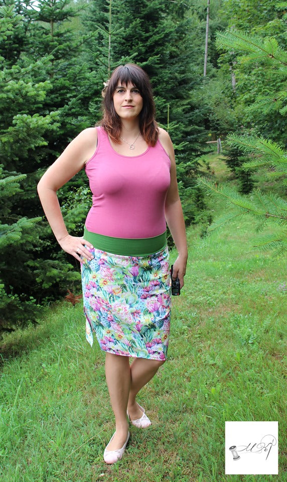 Nurit skirt with decorative darts in the hem