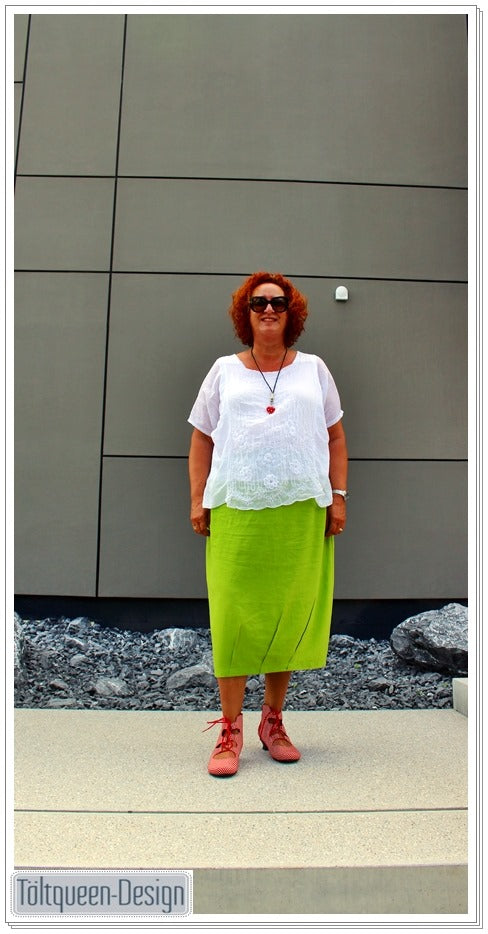 Nurit skirt with decorative darts in the hem