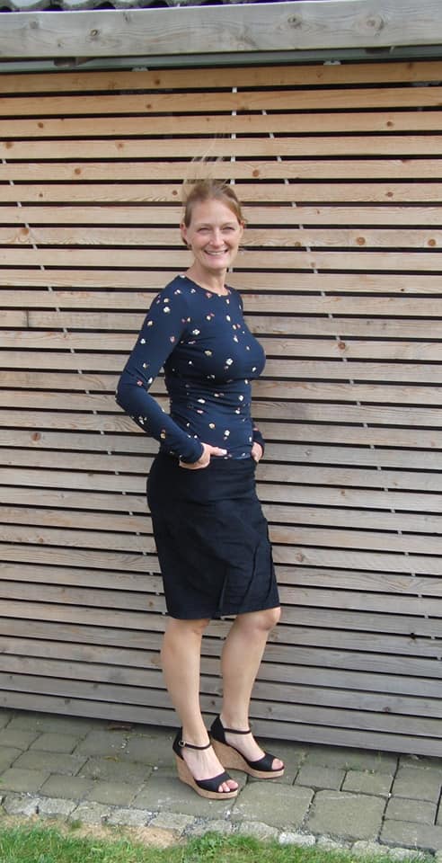 Nurit skirt with decorative darts in the hem