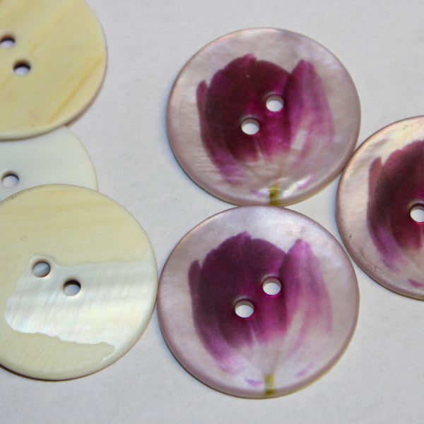 Bouton nacre motif tulipe 2 trous 2,8 cm