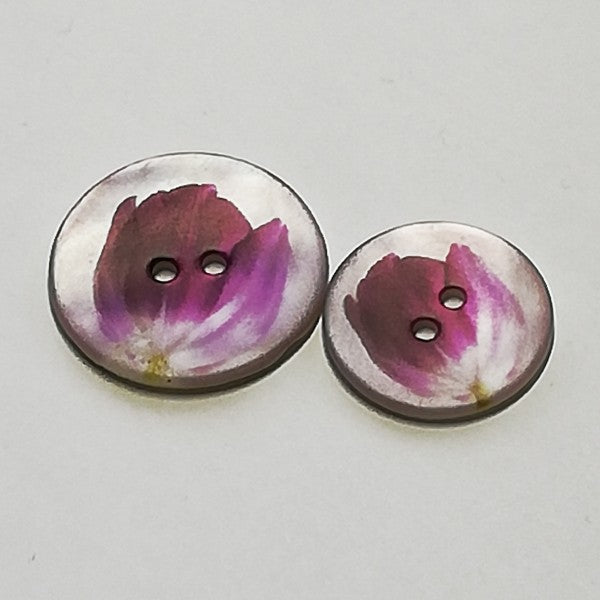 Mother of pearl button with tulip motif 2 hole 2.8 cm