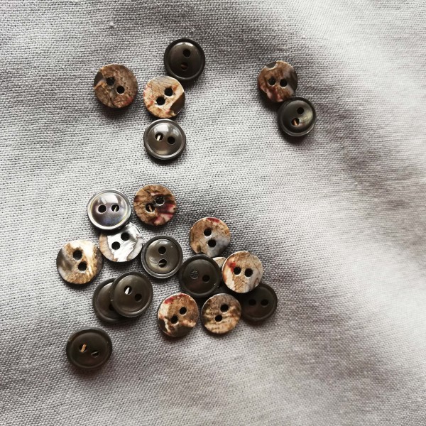 Small round brown shimmering mother of pearl buttons 8 mm